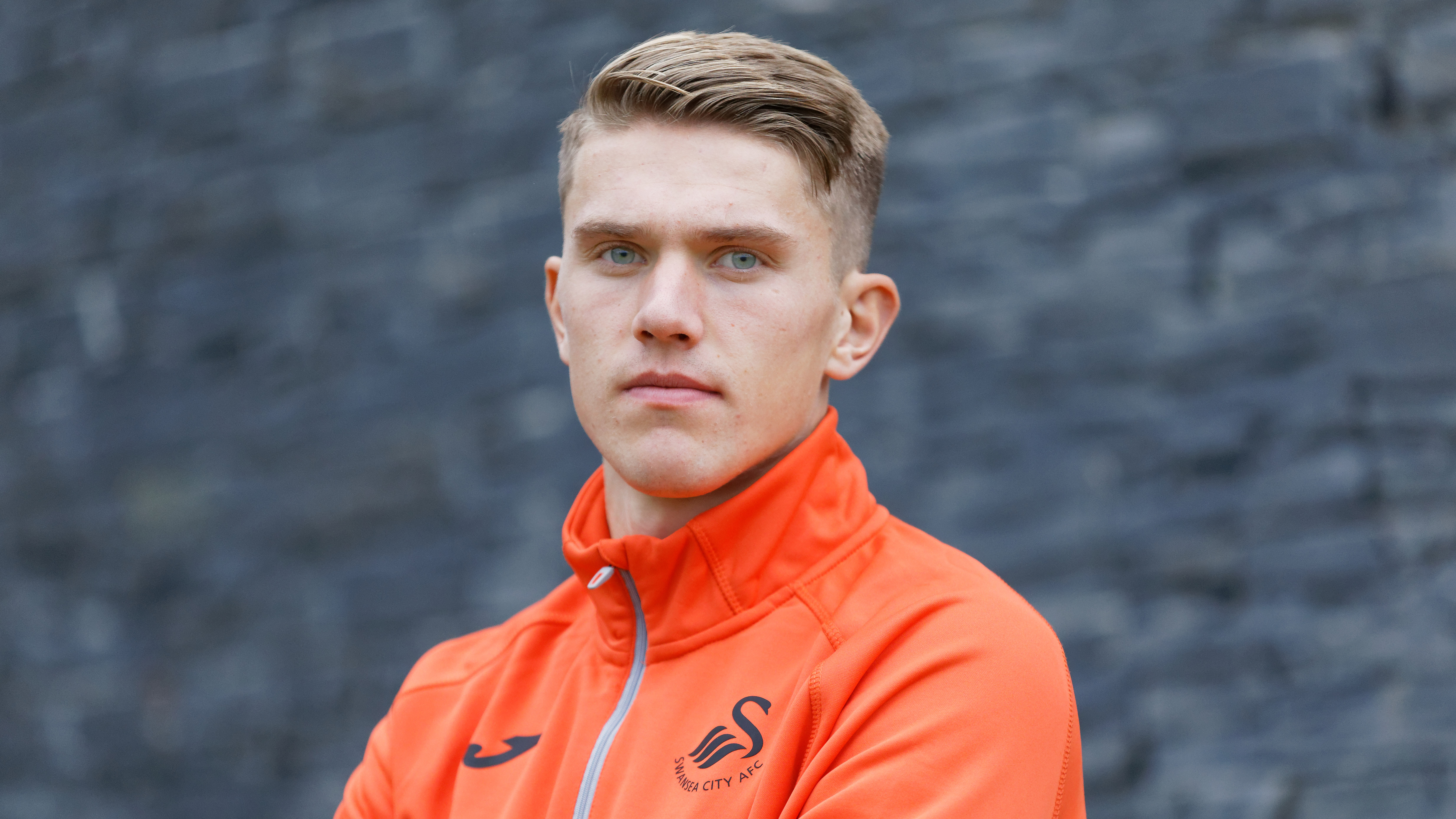  Viktor Gyokeres, a Swedish professional footballer who plays as a striker for EFL Championship club Swansea City, is the subject of transfer rumours linking him with a move to Real Madrid.